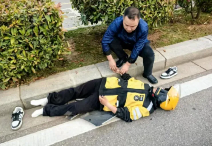 车祸现场的“银针守护者”——易医涂文辉的医者仁心